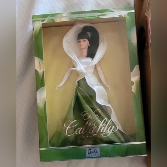 Mattel Calla Lily Barbie in Green and White - Picture 1 of 7